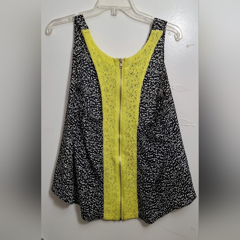Trapeze Black and White Print Top With Yellow Lace Insert - Picture 4 of 5